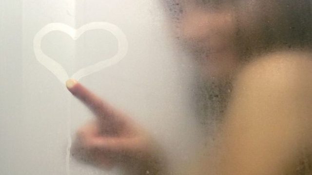 Θαμποί καθρέφτες; Βάλτε τέλος με αυτό το υλικό μπάνιου