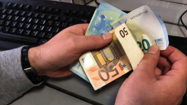 Η ιστορία του κατώτατου μισθού στην Ελλάδα: Τα χρόνια της ευημερίας, η πτώση με το ΔΝΤ και η «τριπλή» αύξηση σε 3 χρόνια