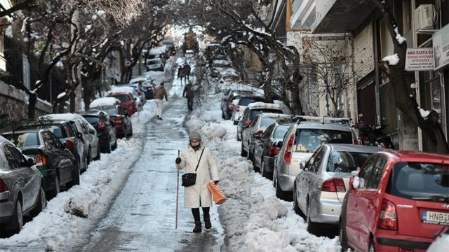 “Παγοδρόμια” οι δρόμοι της Αθήνας – Επιστροφή στην εργασία με “Επικύνδυνες Αποστολές”