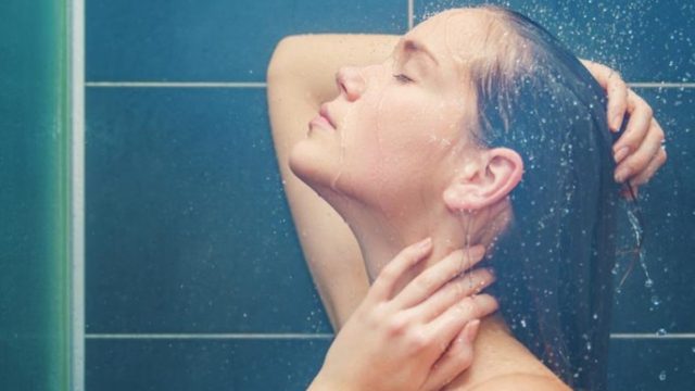 Προσοχή! Έκανε μπάνιο ξυπόλητος σε κοινόχρηστο ντουζ και δείτε τι έπαθε (Σκληρές εικόνες)