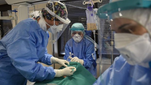 Κορωνοϊός: 22.362 νέα κρούσματα και 107 θάνατοι – Στους 605 οι διασωληνωμένοι