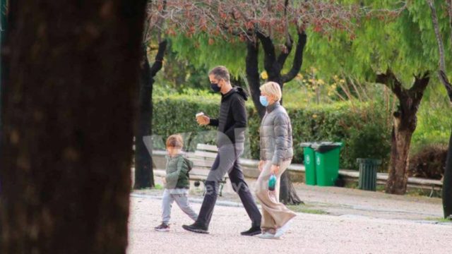 Με φόρμες και αθλητικά η Σία Κοσιώνη και ο Κώστας Μπακογιάννης στο κέντρο της Αθήνας – Τα παιχνίδια με την γιο τους