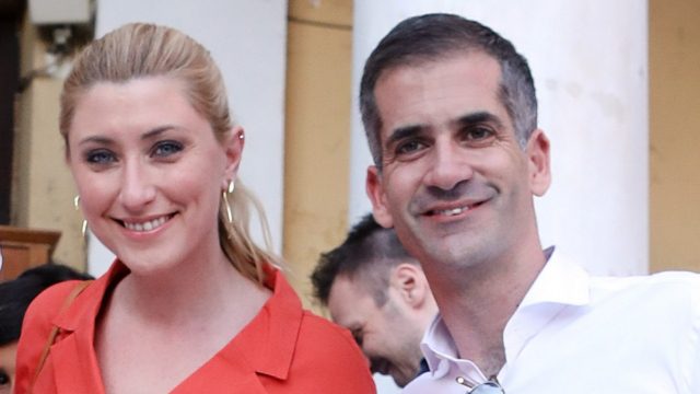 «Τον περιμένω στη γωνία…» – «Κάγκελο» όλοι με την αποκάλυψη της Σίας Κοσιώνη για τον Κώστα Μπακογιάννη