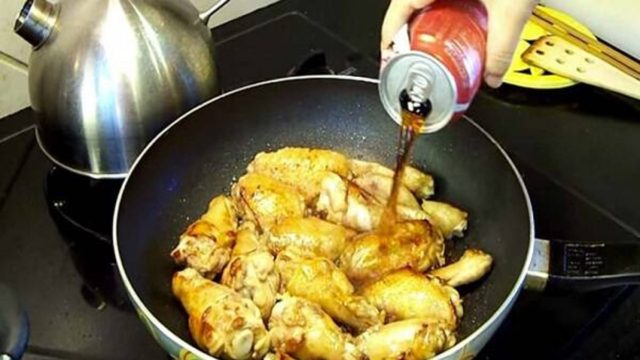 Βάζει το κοτόπουλο στο τηγάνι και προσθέτει κόκα κόλα – Το αποτέλεσμα; Εξαιρετικό!