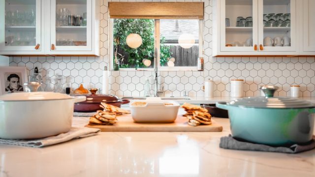 Έχετε λίγα ντουλάπια στην κουζίνα; 4+1 εναλλακτικές λύσεις για περισσότερο αποθηκευτικό χώρο