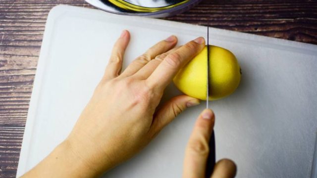 Κόβεις τα λεμόνια στη μέση; Σταμάτα άμεσα – Αυτός είναι ο σωστός τρόπος!