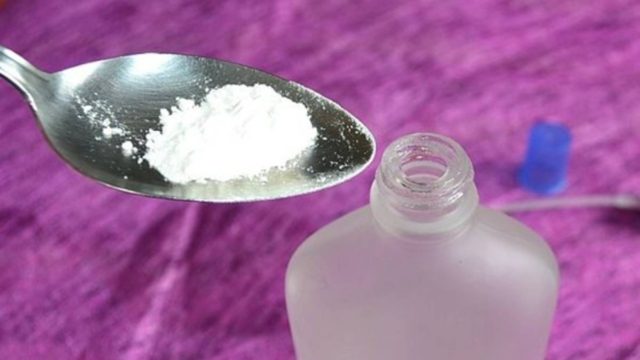 Δεν είχε αποσμητικό και για να γλιτώσει τη βρομιά έβαλε στο σώμα του μαγειρική σόδα – Δε θα πιστεύετε τι έγινε