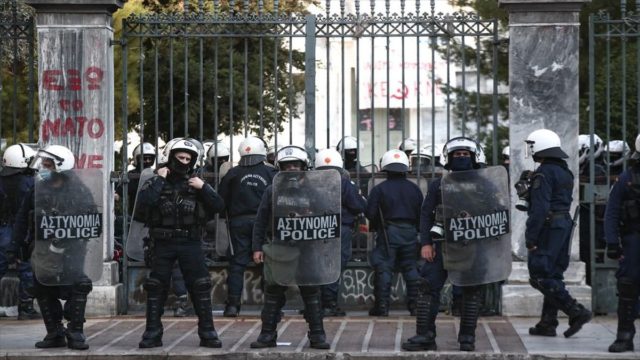 Χαμός στην Θεσσαλονίκη: Η στιγμή της εκκένωσης κατάληψης του ΑΠΘ – Δεκαπέντε συλλήψεις από την ΕΛΑΣ (video)