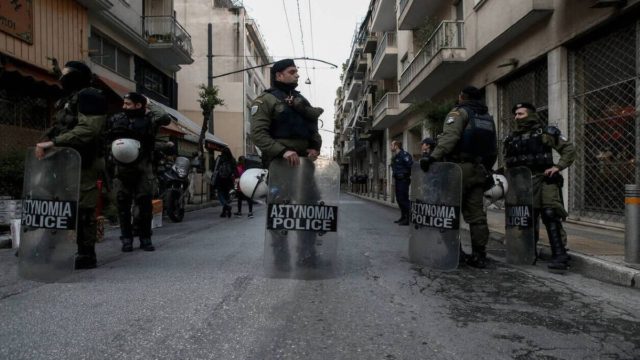 Επεισόδια στην ΑΣΟΕΕ: Βίντεο ντοκουμέντο από τη στιγμή έφοδου της ΕΛΑΣ – Στον Εισαγγελέα οι συλληφθέντες