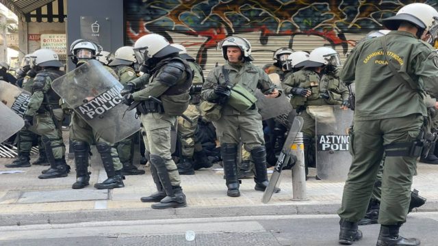 Ξέσπασαν επεισόδια στην Θεσσαλονίκη: «Βροχή» από μολότοφ στην Καμάρα – Επίθεση στα ΜΑΤ