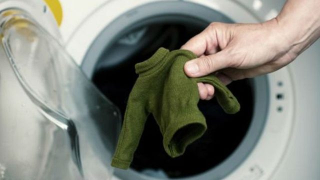 «Μάζεψε» το ρούχο στο πλυντήριο; Το μοναδικό κόλπο για να το επαναφέρετε στο σωστό μέγεθος