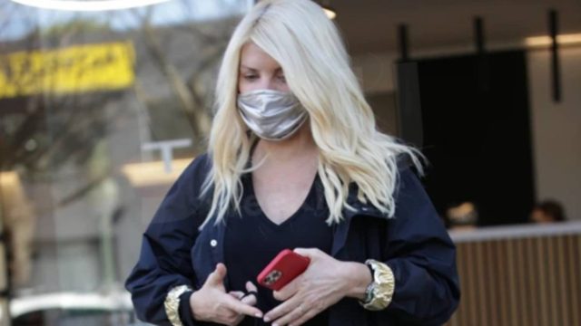 Η φωτογραφία που πρόδωσε την εγκυμοσύνη της Ελένης Μενεγάκη: Στο κομμωτήριο με ανοιχτό το κουμπί από το παντελόνι