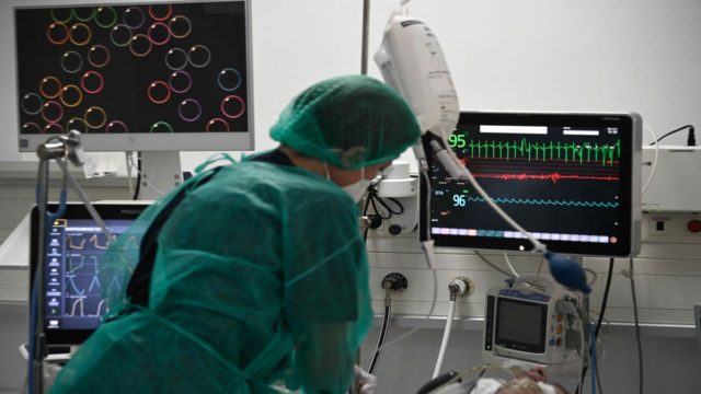 Θρίλερ με διασωληνωμένο ασθενή – Διπλά εμβολιασμένος νοσηλεύτηκε από τη μετάλλαξη Ομικρον