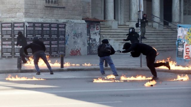 Θεσσαλονίκη: Καρέ-Καρέ η στιγμή που αντιεξουσιαστής πετάει μολότοφ και τυλίγεται στις φλόγες (video)