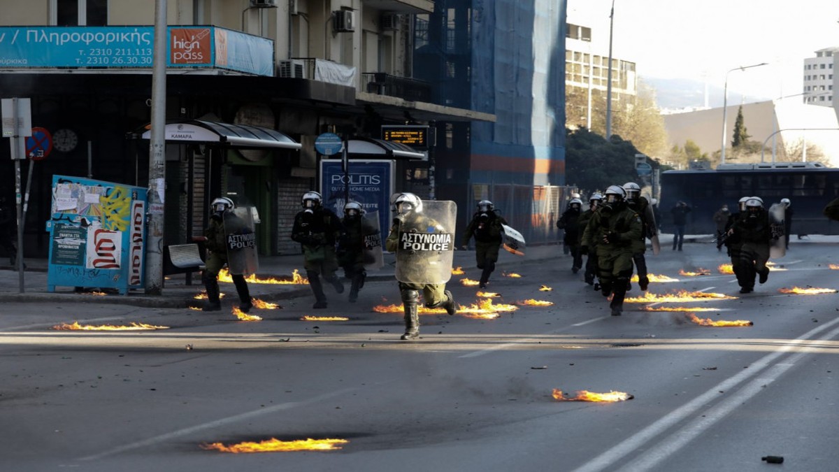 Θεσσαλονίκη: Ελεύθερη με όρους η 26χρονη για τη μολότοφ