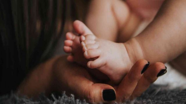 Απίστευτο: Εγκατέλειψαν βρέφος μέσα σε κουτί – Συγκλονίζει το γράμμα που βρέθηκε πάνω του