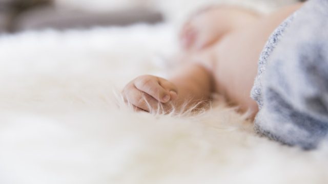 Φρίκη: Νεογέννητο μωρό βρέθηκε σε κάδο σκουπιδιών τουαλέτας αεροπλάνου