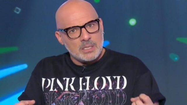 Εκτός εαυτού ο Νίκος Μουτσινάς με τον Βαλάντη: «Περάστε έξω – Θα έπρεπε να υπάρχουν κάποιοι ηθικοί κανονισμοί»