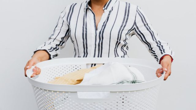 Χειμώνας και μπουγάδα; 10 tips για να στεγνώνουν γρήγορα τα ρούχα