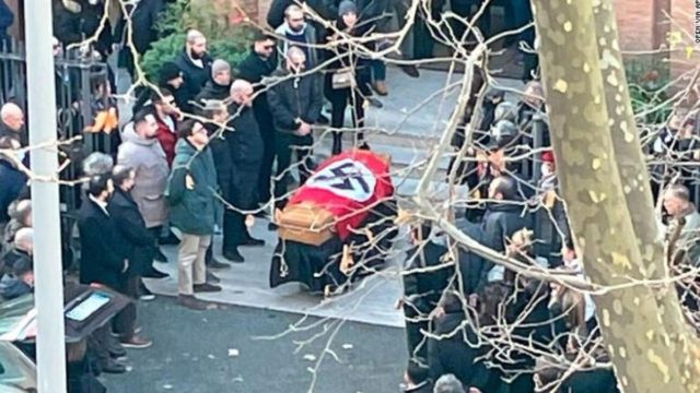 Κηδεία-ντροπή στην Ρώμη: Το φέρετρο με την σβάστικα και οι ναζιστικοί χαιρετισμοί