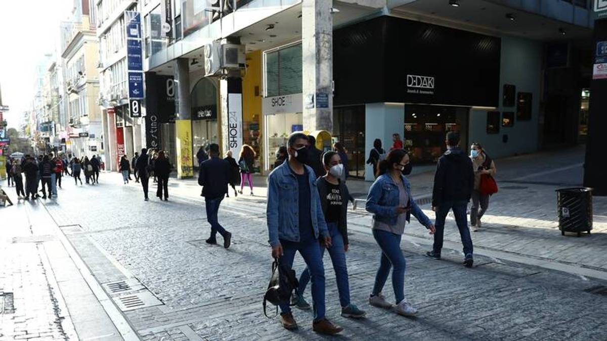 Έξω… παντού οι ανεμβολίαστοι: Τα νέα μέτρα της κυβέρνησης που τους «σπρώχνουν» στο εμβόλιο