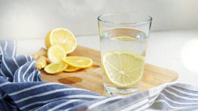 Πίνετε νερό με λεμόνι; Αυτοί είναι οι 6 μύθοι που πρέπει να σταματήσετε να πιστεύετε