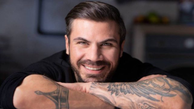 Τρομερό σχόλιο στο twitter από Άκη Πετρετζίκη για τον… πόλεμο Κοκλώνη-Ατζούν (ΦΩΤΟ)