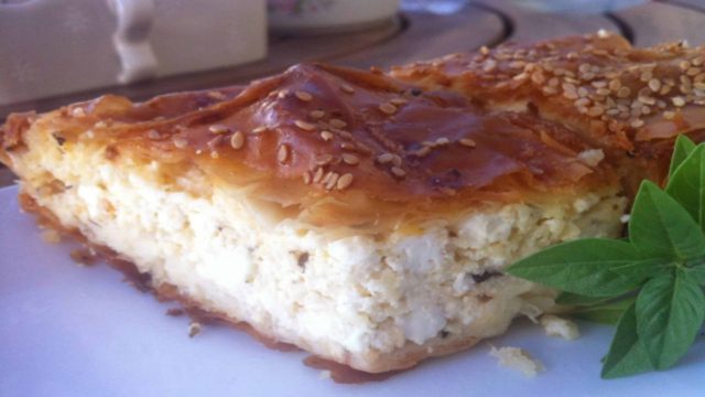 Πεντανόστιμη τυρόπιτα vegan για να γλείφετε και τα δάχτυλά σας