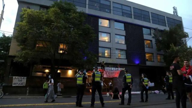 «Όμηρος» σε ξενοδοχείο μεταναστών ο Τζόκοβιτς – Αποφασίζουν για την απέλασή του οι Αυστραλοί