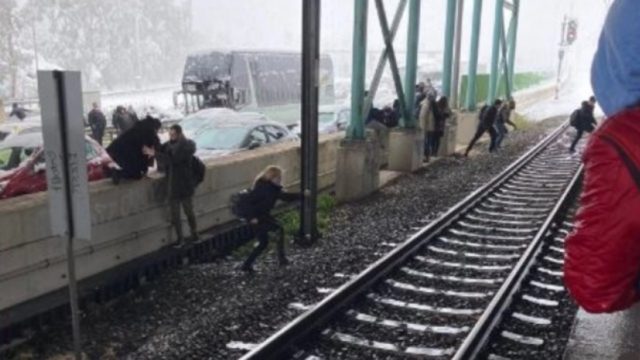 Κακοκαιρία Ελπίδα: Το απόλυτο χάος στην Αττική Οδό – Οδηγοί εγκαταλείπουν τα αυτοκίνητά τους και πηδάνε μέσα στον προαστιακό