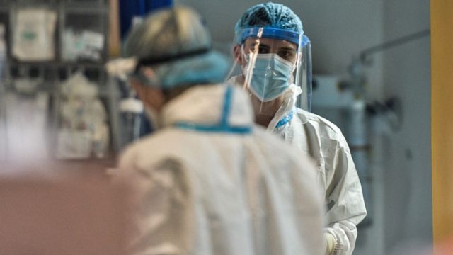 Ασφυκτική πίεση στα νοσοκομεία λόγω Όμικρον – “Εξαντλούνται και τα ράντζα”