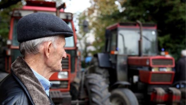 Σοκ για τους αγρότες: Ο ΕΦΚΑ δεν τους δίνει ολόκληρη την εθνική σύνταξη – Τριψήφιο το ποσό που χάνουν τον μήνα