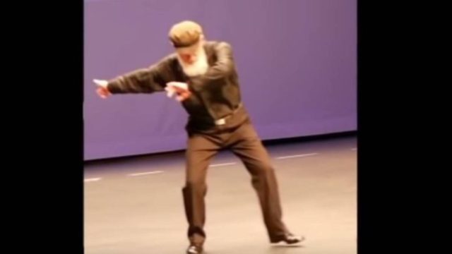 Λεβέντης παππούς χορεύει το πιο συγκινητικό ζεϊμπέκικο – Έτσι έκλεισε ένας κύκλος…