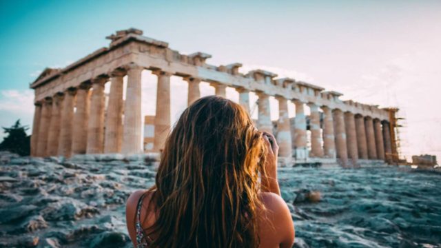 Σάλος: Γύρισαν ταινία πορνό στην Ακρόπολη και την ονόμασαν… “Ξεπαρθενών”!