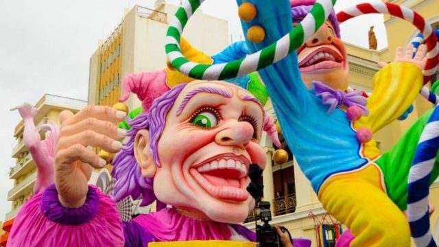 Πατρινό Καρναβάλι: Η μεγάλη γιορτή της Πάτρας ξεκίνησε – Το λάβαρο, οι τελάληδες και οι σοκολάτες από το μπαλκόνι (video)