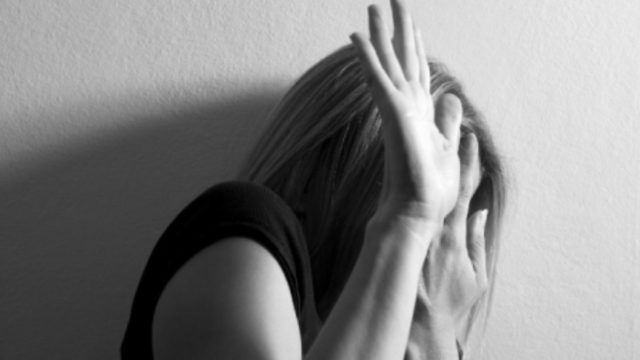 Σάλος στον Πειραιά: «Μου χάιδευε το στήθος και το αιδοίο…» – 20χρονη κατήγγειλε την 31χρονη αδερφή της ότι την θώπευσε ενώ κοιμόταν (Video)