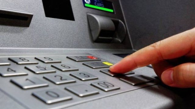 Καμία κάμερα: Έτσι κλέβουν το PIN της κάρτας σας στα ΑΤΜ