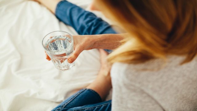 Νερό: Πόσο επιτρέπεται να πίνεις την νύχτα; Πόση ώρα πριν τον ύπνο να σταματήσεις να το πίνεις;