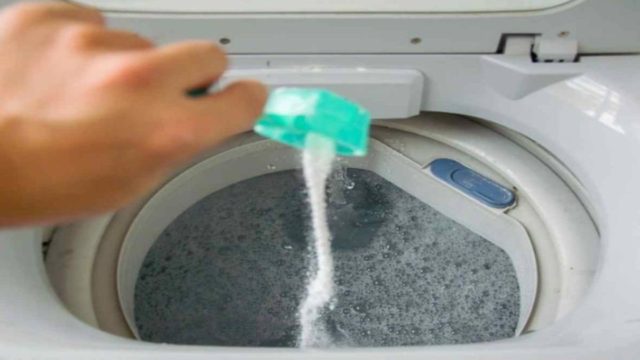 Κάντε το: Ρίξτε μαγειρική σόδα στο πλυντήριο και σκοτώστε τα μικρόβια και τις μυρωδιές