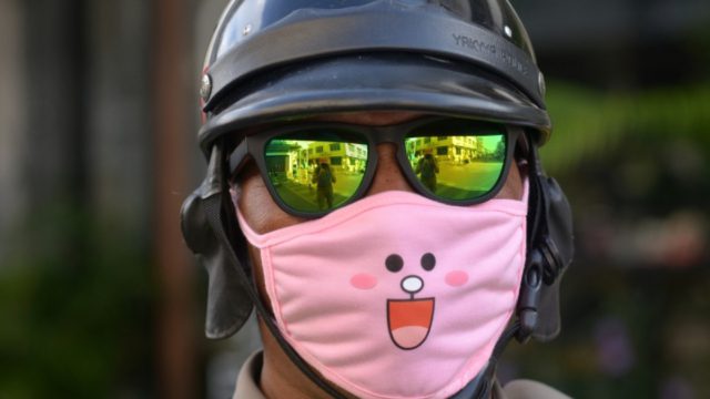 Η αστυνομία διαμαρτυρήθηκε γιατί παρέλαβε… ροζ προστατευτικές μάσκες για τον κορωνοϊό!
