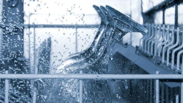 Το μυστικό κόλπο για να λάμψουν ξανά τα ποτήρια που θάμπωσαν από το πλυντήριο