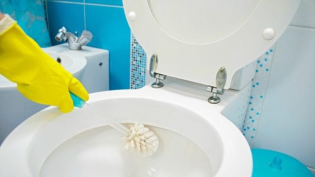 Πουρί στο μπάνιο; 4+1 έξυπνα κόλπα για να το εξαφανίσετε χωρίς χημικά