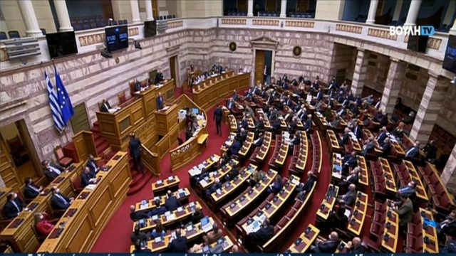 Πρόταση μομφής: Στα ύψη το πολιτικό θερμόμετρο – Ανταλλαγή «πυρών» λίγο πριν την κορύφωση στη Βουλή (Video)