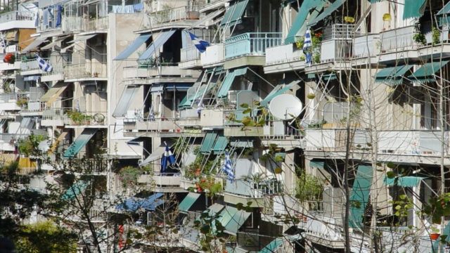 Ντροπιαστικό περιστατικό στην Θεσσαλονίκη: Πετάνε στον δρόμο δύο αδερφές γιατί γάβγισε ο σκύλος (video)