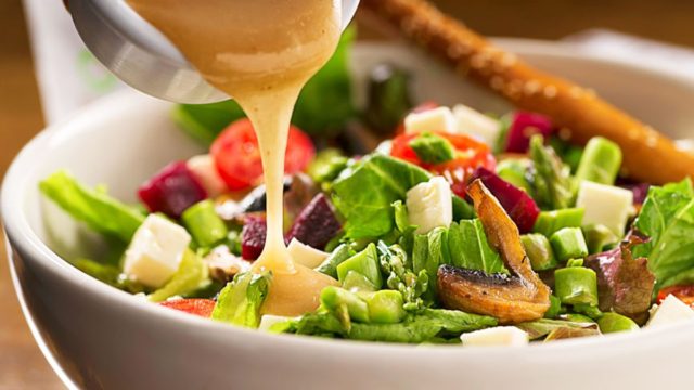 Πεινάσατε; 4+1 υγιεινά dressings για τις σαλάτες σας