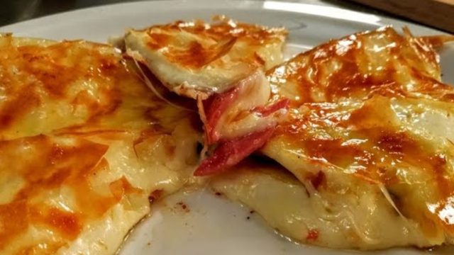 Κρατσανιστή τυρόπιτα με σαλάμια αέρος και κίτρινο τυρί