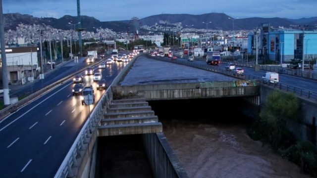 Σοκ στον Κηφισσό: Γυναίκα έπεσε και τραυματίστηκε (εικόνες)