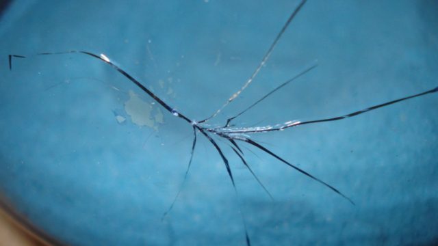 Ράγισε το γυαλί; Δεν χρειάζεστε κόλλα; Με αυτό το υλικό θα το ξανακολλήσετε