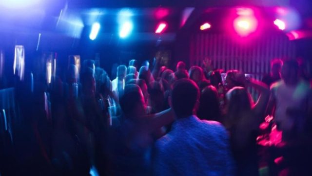 Εντοπίστηκε το υπόγειο που φιλοξένησε κορονοπάρτι με 200 άτομα – Καμπάνα 50.000 ευρώ στον διοργανωτή