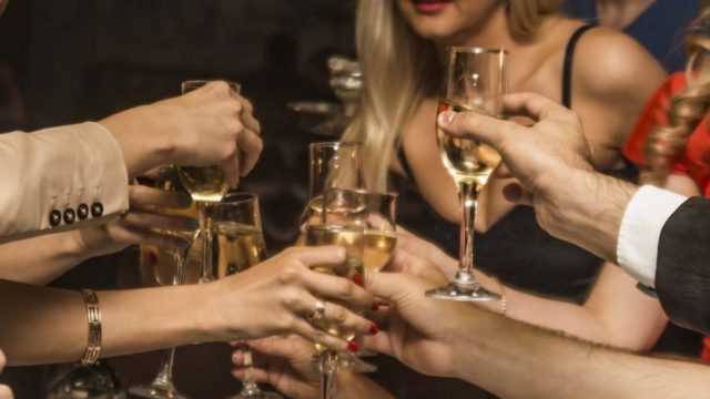 Νέα καταγγελία “βόμβα” για τα πριβέ πάρτυ – Δημοσιογράφος κλήθηκε να παραστεί με αντίτιμο 3.000 ευρώ (video)